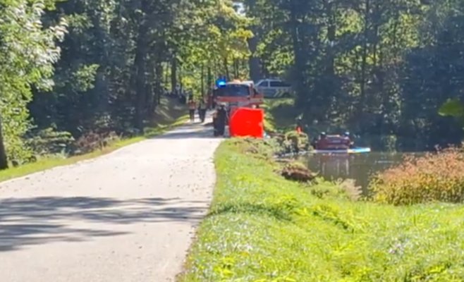 Четыре молодых человека съехали на автомобиле в пруд, двое погибли