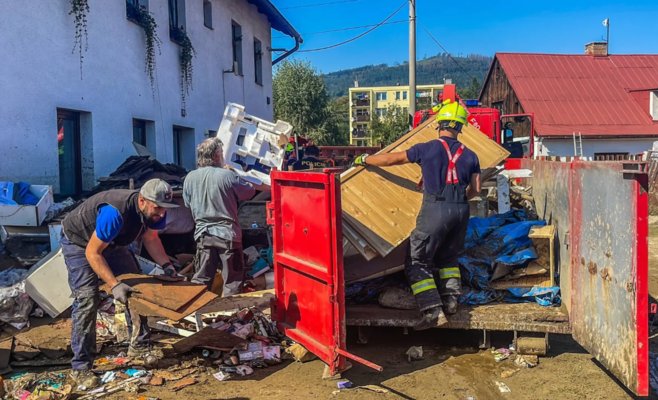 На ликвидацию последствий наводнения в районе Йесеника прибыло около тысячи добровольцев