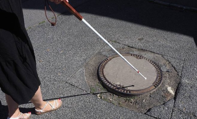 Государство лишило женщину с нарушениями зрения и слуха финансовой поддержки, но её спасли обычные люди