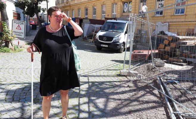 Государство лишило женщину с нарушениями зрения и слуха финансовой поддержки, но её спасли обычные люди