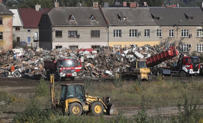 Горы мусора после наводнений: свалки переполнены, отходы отправляют в силосные ямы и измельчают на месте