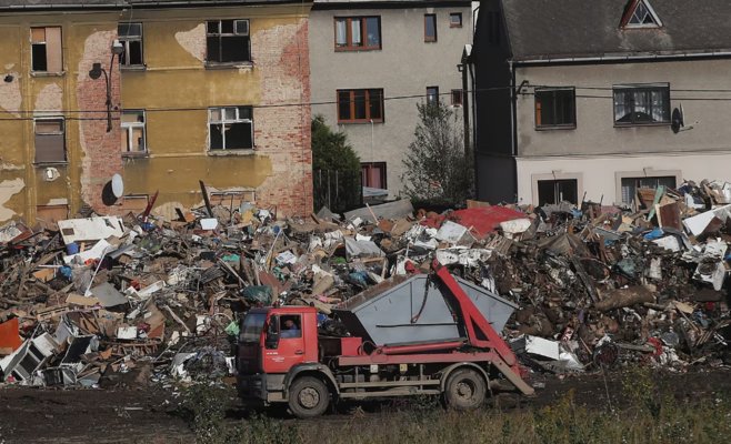 Горы мусора после наводнений: свалки переполнены, отходы отправляют в силосные ямы и измельчают на месте