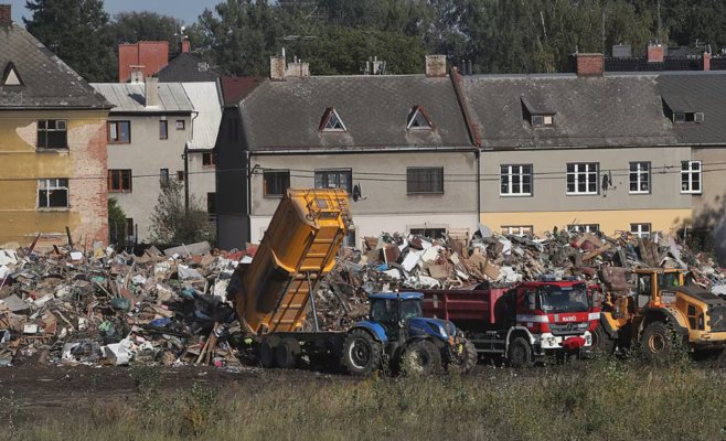 Горы мусора после наводнений: свалки переполнены, отходы отправляют в силосные ямы и измельчают на месте