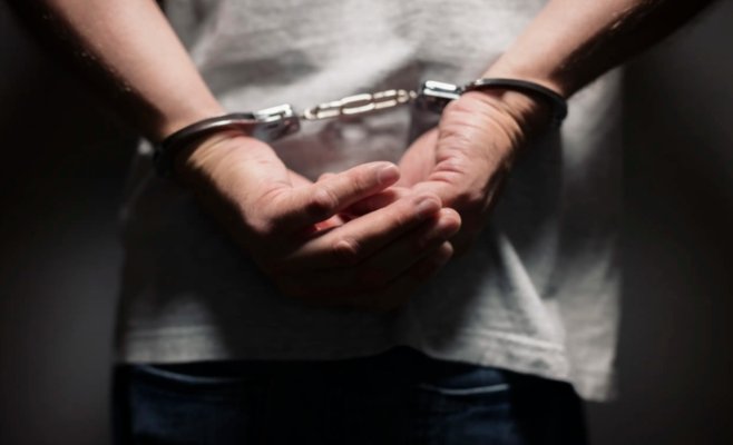 Мужчину, захватившего учительницу в заложники в Остраве, обвинили в вымогательстве