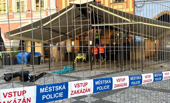 В Праге начался снос незаконных летних террас на Староместской площади
