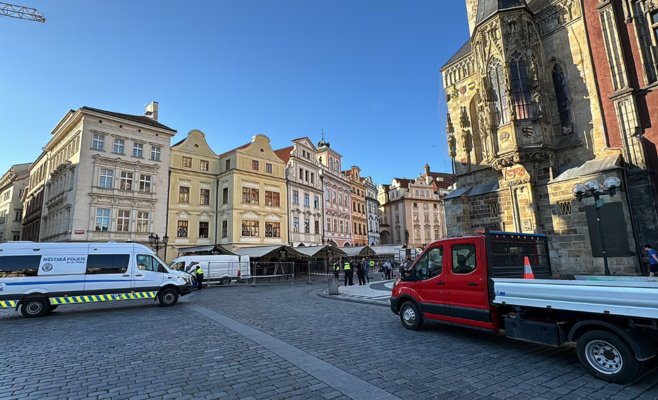 В Праге начался снос незаконных летних террас на Староместской площади
