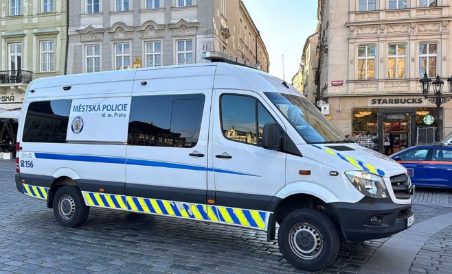 В Праге начался снос незаконных летних террас на Староместской площади