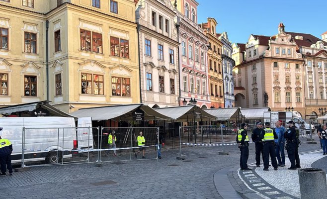 В Праге начался снос незаконных летних террас на Староместской площади