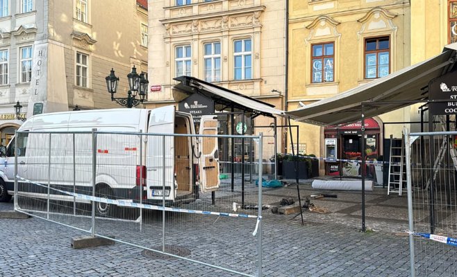 В Праге начался снос незаконных летних террас на Староместской площади