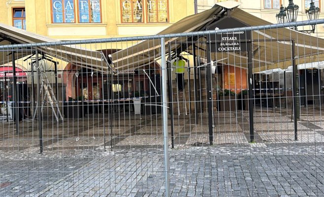 В Праге начался снос незаконных летних террас на Староместской площади