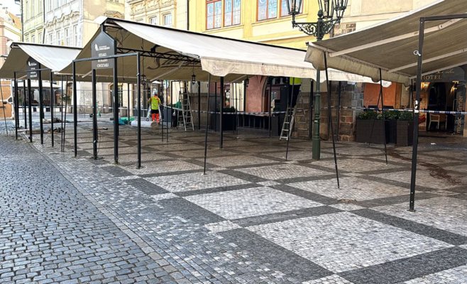 В Праге начался снос незаконных летних террас на Староместской площади