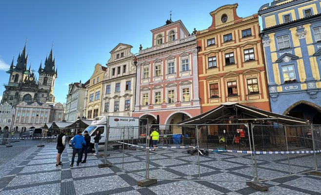 В Праге начался снос незаконных летних террас на Староместской площади