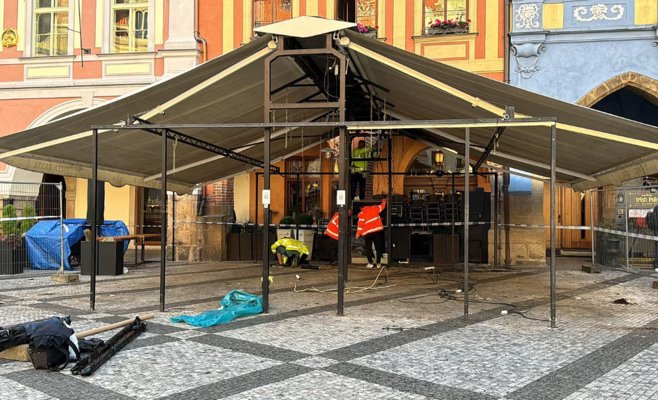 В Праге начался снос незаконных летних террас на Староместской площади