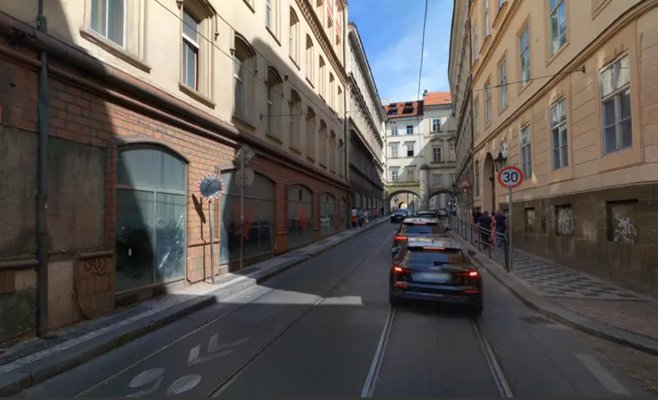 Инцидент у Карлова моста: женщина на самокате попыталась проскочить между двумя трамваями, одна из них её сбила