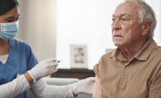 Низкий уровень вакцинации среди пожилых людей в Чехии: количество больных растёт без необходимости