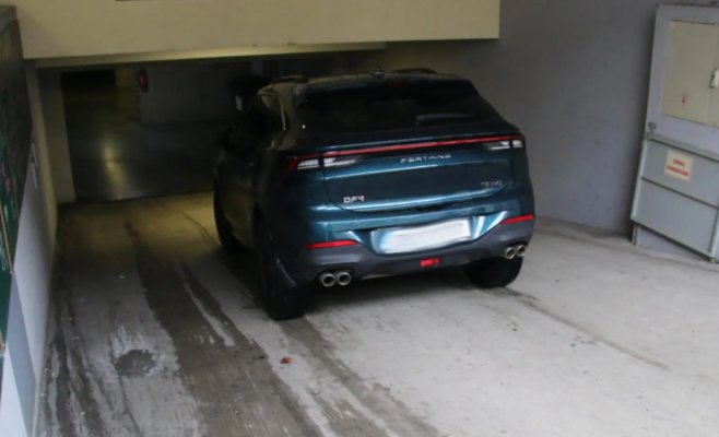 Водитель внедорожника насмерть переехал мужчину при въезде в подземный паркинг в Брно