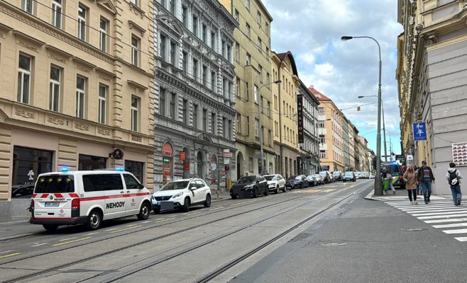 Двери трамвая зажали бегущую девочку, вагон протащил ее несколько метров
