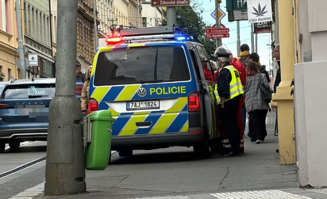 Двери трамвая зажали бегущую девочку, вагон протащил ее несколько метров