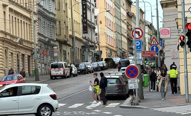 Двери трамвая зажали бегущую девочку, вагон протащил ее несколько метров