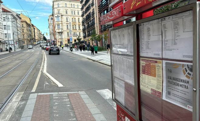 Двери трамвая зажали бегущую девочку, вагон протащил ее несколько метров