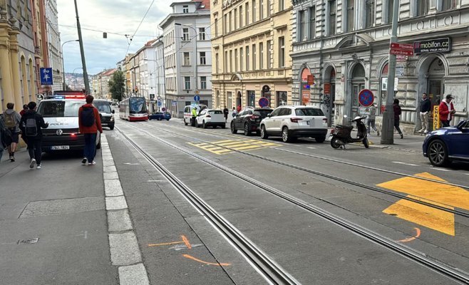Двери трамвая зажали бегущую девочку, вагон протащил ее несколько метров