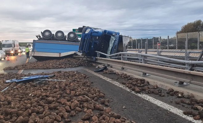 Перевернувшийся грузовик закрыл мост на трассе D35: кабина зависла в воздухе