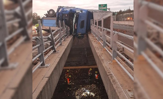 Перевернувшийся грузовик закрыл мост на трассе D35: кабина зависла в воздухе