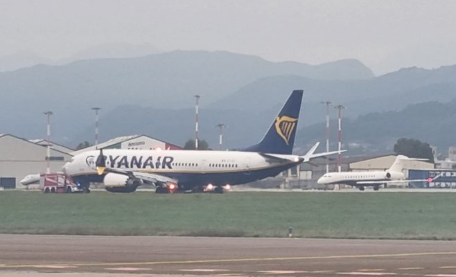 ЧП при посадке в Бергамо: у Boeing взорвались четыре шины, оставив на взлётной полосе глубокую борозду