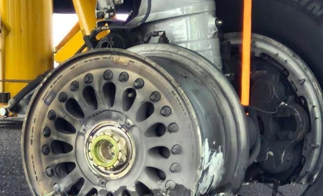 ЧП при посадке в Бергамо: у Boeing взорвались четыре шины, оставив на взлётной полосе глубокую борозду