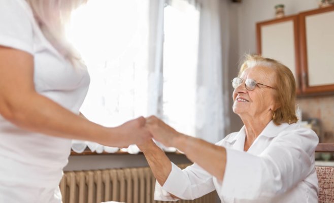 Пожилые и люди с инвалидностью борются за право на пособие по уходу