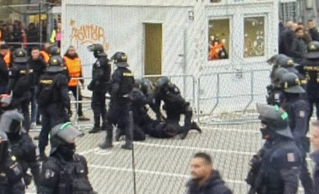 В Праге фанаты «Аякса» попытались прорваться на стадион: пришлось вмешаться полиции