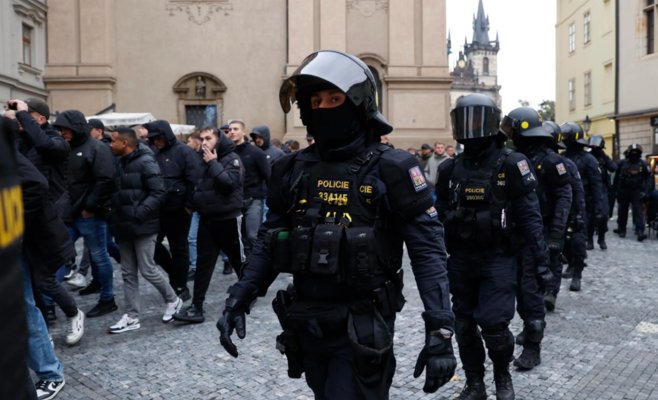 В Праге фанаты «Аякса» попытались прорваться на стадион: пришлось вмешаться полиции