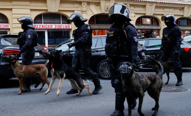 В Праге фанаты «Аякса» попытались прорваться на стадион: пришлось вмешаться полиции