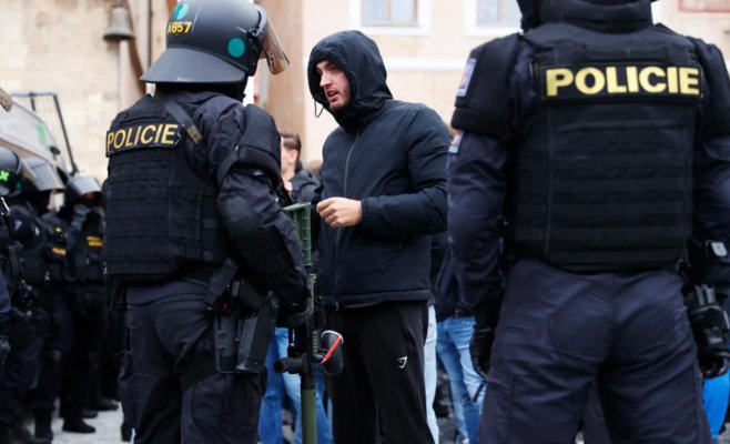 В Праге фанаты «Аякса» попытались прорваться на стадион: пришлось вмешаться полиции