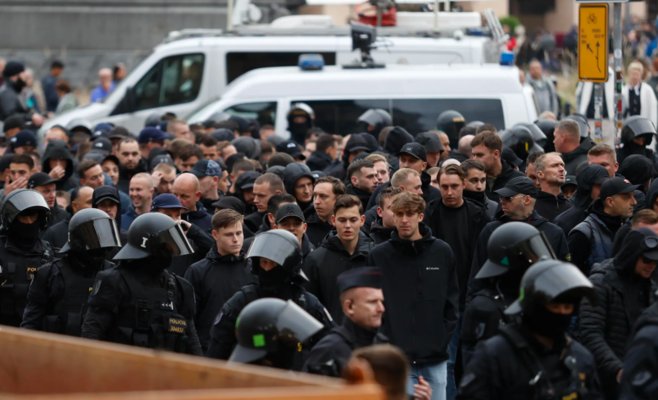 В Праге фанаты «Аякса» попытались прорваться на стадион: пришлось вмешаться полиции