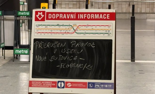 Мужчина погиб после падения на рельсы метро в Праге