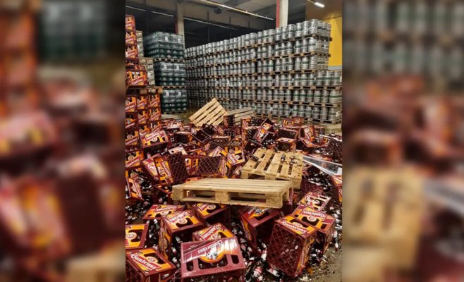 Пьяный на погрузчике разбил склад бутылок в районе Йиглава, ущерб составил полмиллиона