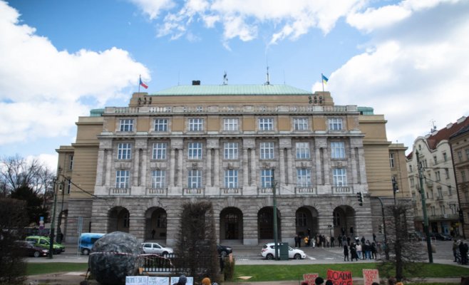 Врача, выдавшего стрелку справку на оружие, признали невиновной