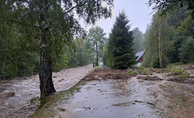 В Польше обнаружено тело чешской жертвы наводнения: возможно, это женщина из автомобиля, смытого потоком