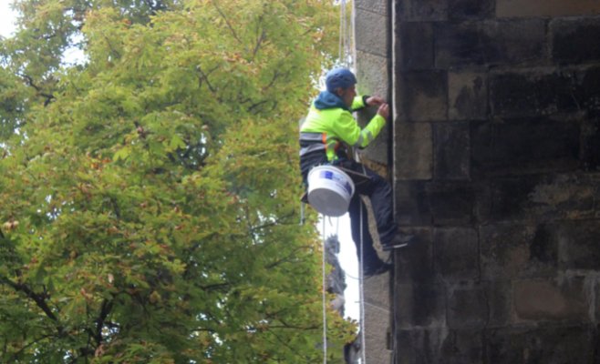 Карлов мост получает новое освещение: работы завершаются, участвуют альпинисты и водолазы