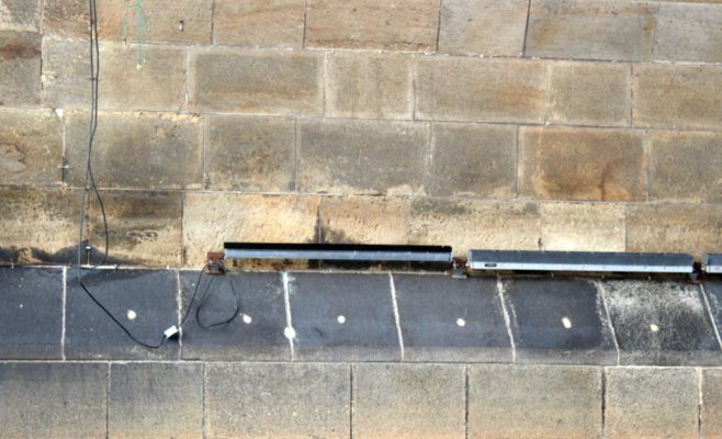 Карлов мост получает новое освещение: работы завершаются, участвуют альпинисты и водолазы