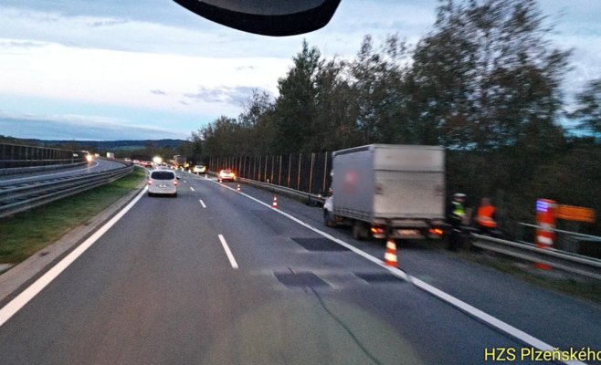 Опасное ЧП на трассе D5: отлетевшая шина повредила 15 автомобилей