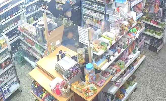 Грабитель с ножом напал на магазин в Писеке, а через несколько минут вернулся за сигаретами