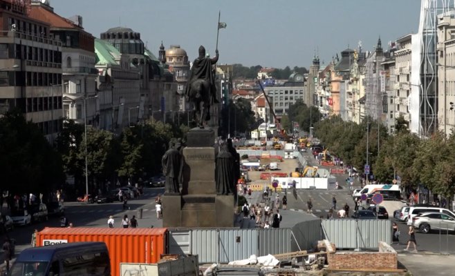 Трамваи по бокам, контактные линии на фонарях: архитекторы представили изменения на Вацлавской площади в Праге