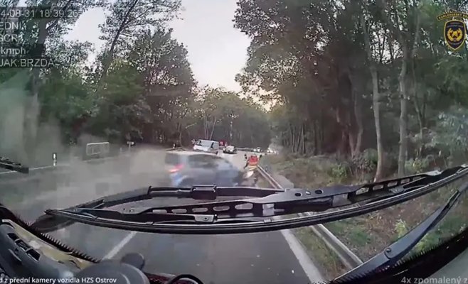 Безрассудный водитель сбил пожарного в регионе Карловых Вар — всё засняли камеры