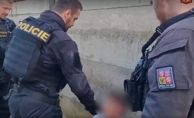 В Пардубице водитель на краденом авто пытался сбежать от полиции: погоня завершилась аварией