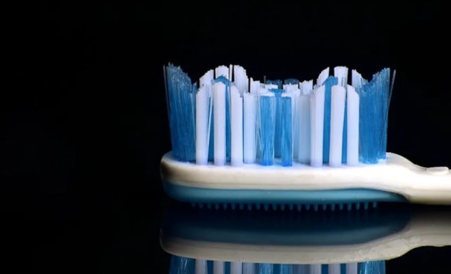 На зубных щетках обитают сотни вирусов, но для человека они безопасны