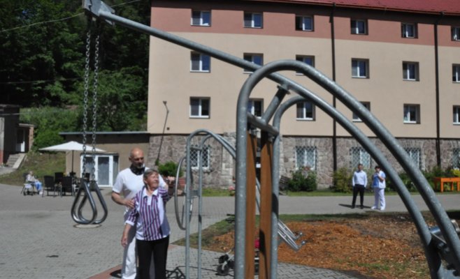 Стареющая Чехия: не хватает мест в домах престарелых, сотрудников и миллиардов на уход