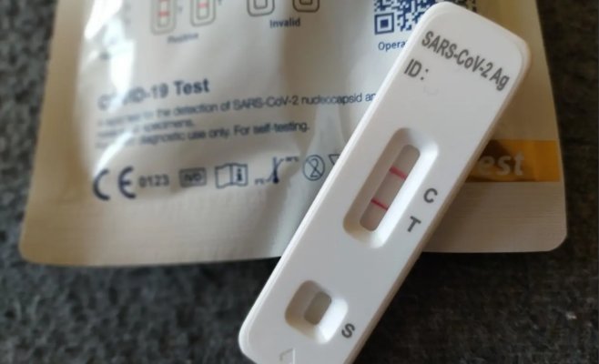 Грипп и COVID набирают обороты: люди раскупают экспресс-тесты