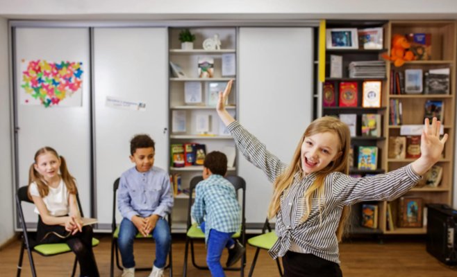 Вместо телефона — дискотеки и игры: все больше школ запрещают смартфоны